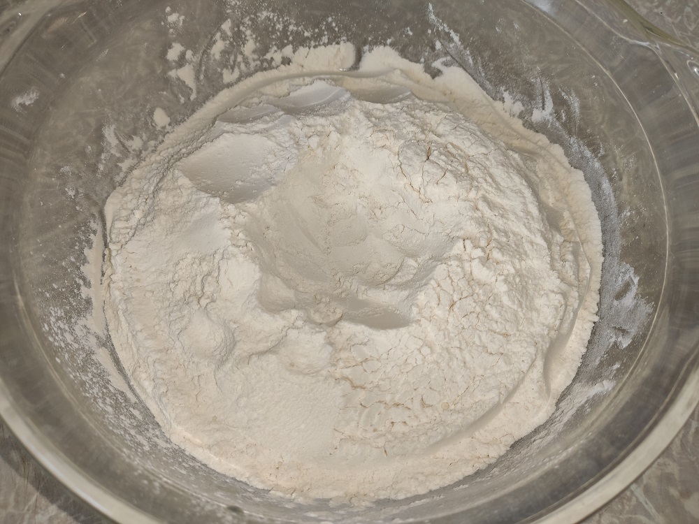 Мука горкой с углублением на пельмени фото